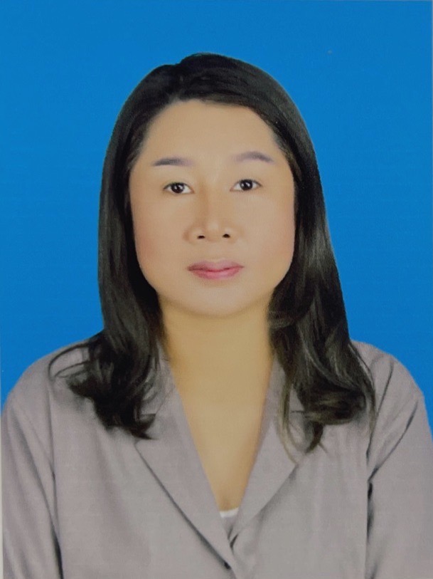 นางลาฎาภา อรรถรุ่งโรจน์