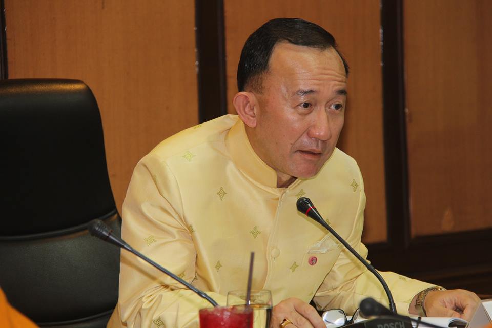 รูปภาพหม่อมหลวงปนัดดา ดิศกุล พูดหารือที่โต๊ะในห้องประชุม โดยมีไมโครโฟนตั้งอยู่ทางด้านหน้า