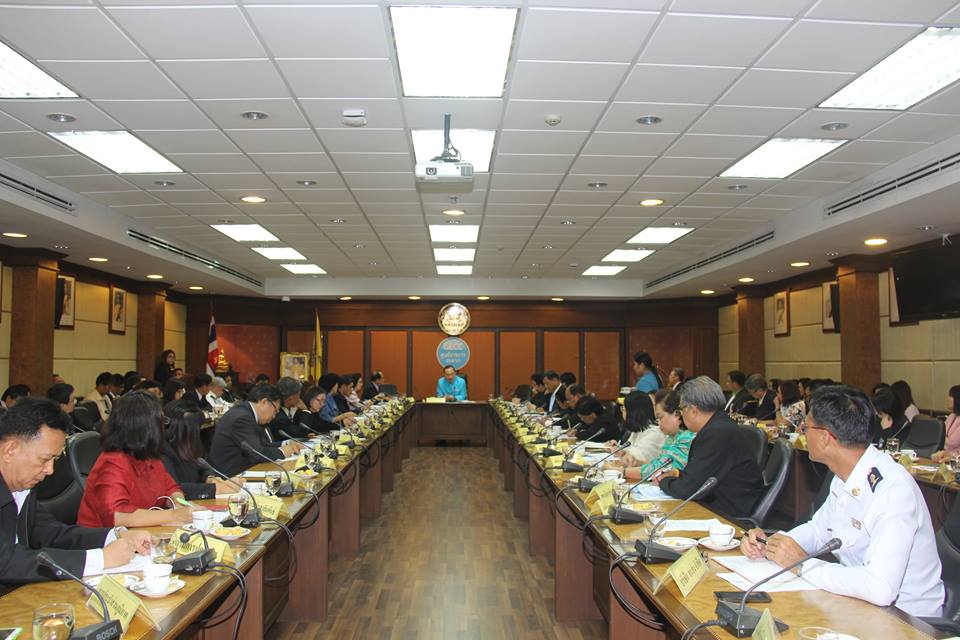 รูปภาพข้าราชการนั่งประชุมร่วมกันภายในห้องประชุม