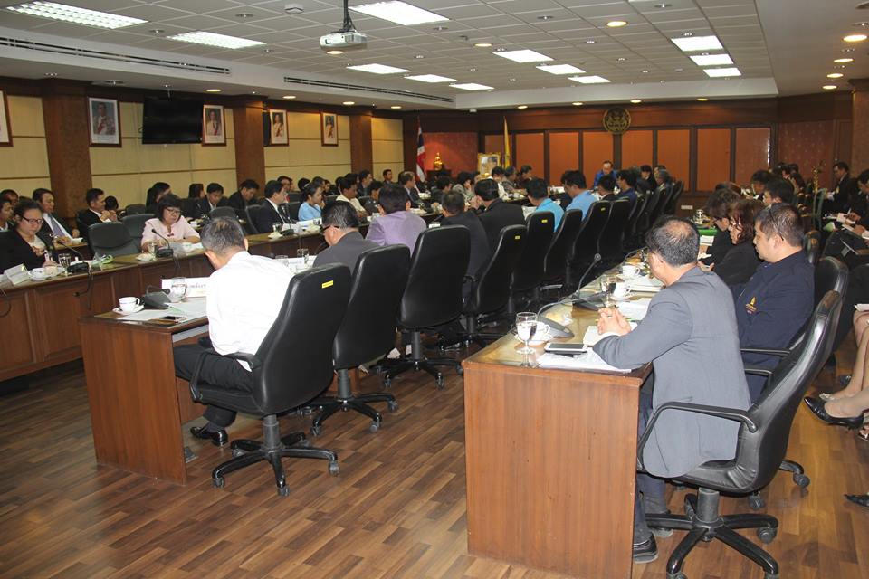 รูปภาพผู้แทนส่วนราชการนั่งประชุมร่วมกันภายในห้องประชุม