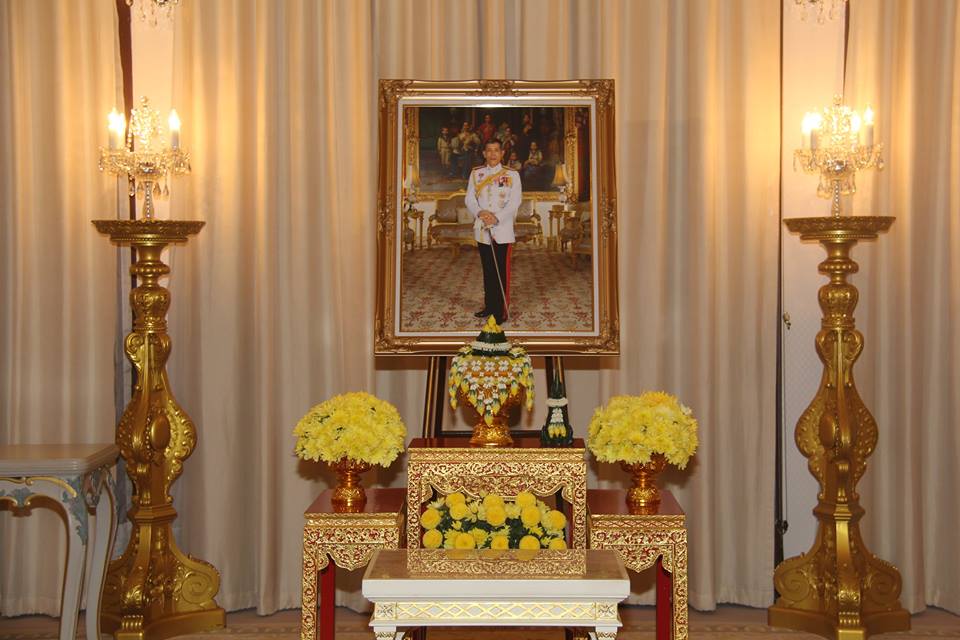 รูปภาพพระบรมฉายาลักษณ์สมเด็จพระบรมโอรสาธิราชฯ พร้อมพานพุ่มดอกไม้