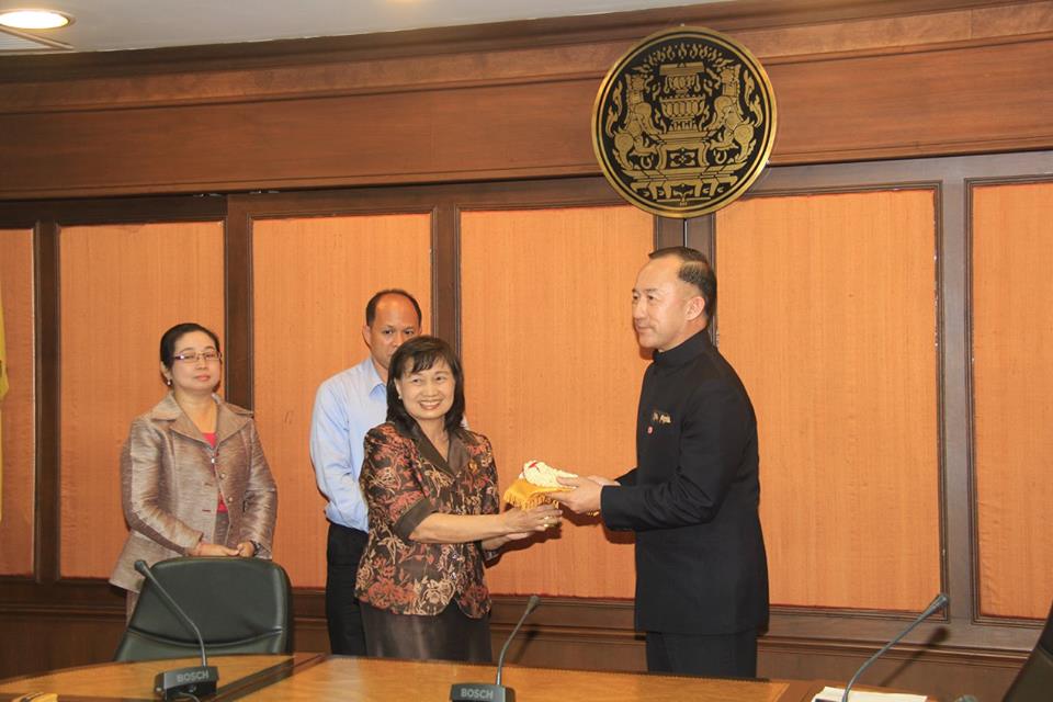 รูปภาพข้าราชการมอบพวงมาลัยให้กับหม่อมหลวง ปนัดดา ดิศกุล บริเวณหน้าห้องประชุม